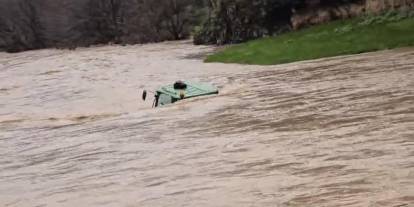 Sele kapılan 4 kişi ekipler tarafından kurtarıldı