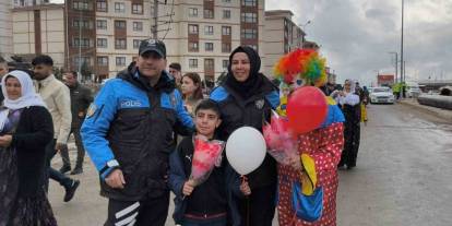 Şırnak’ta Polis Ekipleri Nevruz'a Katılan Çocuklara Pamuk Şeker Ve Balon Dağıttı