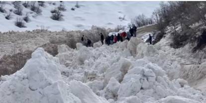 Şırnak’ta çığ köy yolunu kapattı, öğrenci servisi son anda kurtuldu