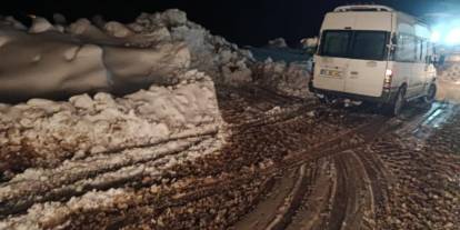 Siirt’te kar ve heyelan: 16 araç mahsur kaldı