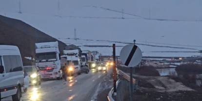 Hakkari’de heyelan karayolunu yuttu, çevre illerle ulaşım kesildi