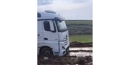 Tpao’ya Ait Tır Çamura Saplandı, Köylüler Seferber Oldu