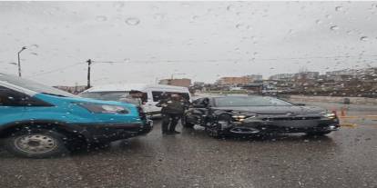 Şırnak'ta şehiriçi ile otomobil çarpıştı