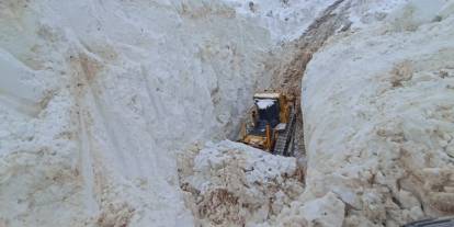 Kar kalınlığı 8 metreyi buldu: İş makinesi içinde kayboldu