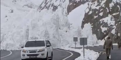 Van-Hakkari karayoluna çığ düştü