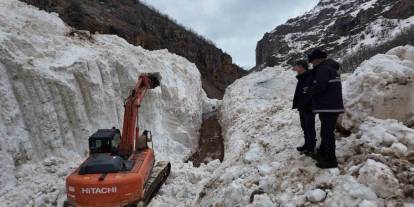 Şırnak’ta Çocuklardan Alkışlanacak Hareket: Yolların Açılması İçin Günlerdir Çalışan İşçilere Yemek Götürüyorlar