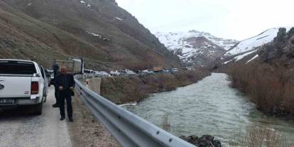 Yüksekova-Van kara yolunda heyelan ulaşımı aksattı