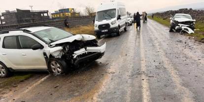 İki otomobilin çarpıştığı kazada 2'si çocuk 8 kişi yaralandı