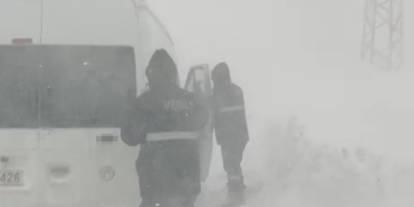 Yüksekova’da tipide yolda mahsur kalan vatandaşlar kurtarıldı