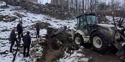Yüksekova’da su arızası giderilirken 1 metrelik yılan çıktı