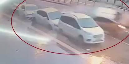 Diyarbakır’da Ticari Taksinin 3 Otomobile Çarptığı Kaza Kamerada