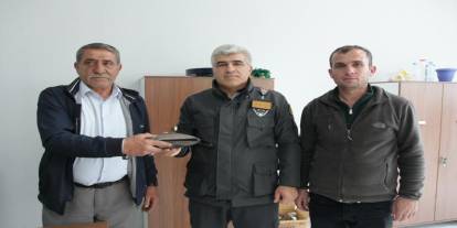 Belediye otobüsünde unutulan çantadaki altın ile para sahibine teslim edildi