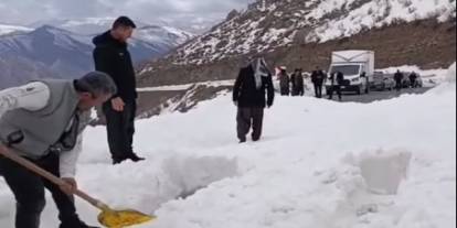 Şırnak-Hakkâri Karayolunda Çığ Düştü: Sürücüler Küreklerle Yola Koştu