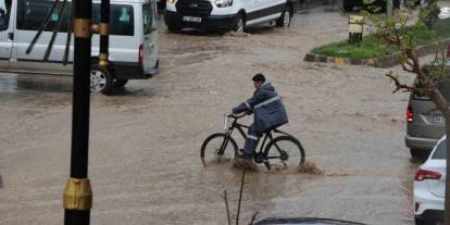 Cizre’de Sağanak Yağış Cadde Ve Sokakları Göle Çevirdi