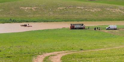 Dereyi geçerken ortasında mahsur kaldılar