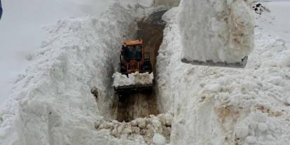 Şırnak'ta çığ düşen yolu açmak için ekipler seferber oluyor