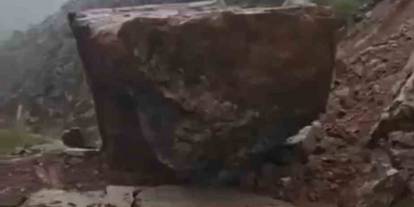 Hakkari’de dev kaya parçası yolu ulaşıma kapattı