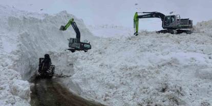 Şırnak’ta Çığ Düşmesi Sonucu Kapanan Yolda Çalışmalar Devam Ediyor