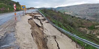 Siirt-Şırnak kara yolunda heyelan: Yolun bir bölümü çöktü