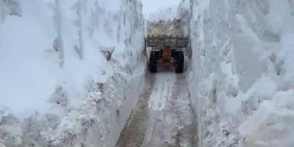 Şırnak’ta Karlar Arasındaki 2.5 Kilometrelik "Açık Hava Tüneli"