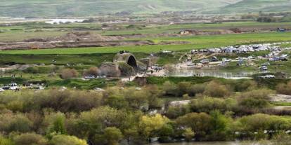 Dicle’nin İkiye Bölemediği Hafıza: Bafid Köprüsü’nde Sınır Tanımayan Bahar Coşkusu
