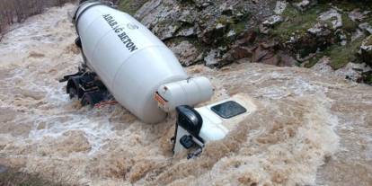 Beton mikseri dereye uçtu, sürücü akıntıya kapılarak kayboldu