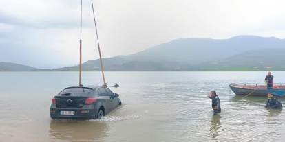 Siirt’te otomobil baraj gölüne düştü