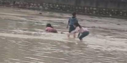 Şırnak’ta yollar göle döndü, çocuklar tehlikeye aldırmadan oynadı