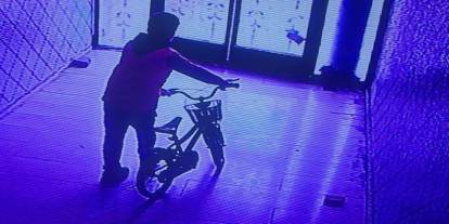 Şırnak’ta Küçük Çocuk Girdiği Apartmandan Bisiklet Aldı!