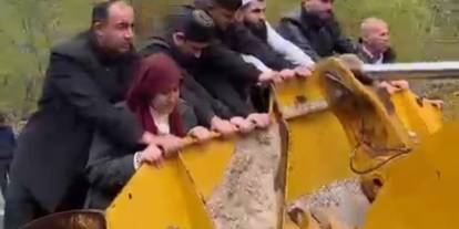 Sel yol vermeyince 18 yaşındaki gencin cenazesi iş makinesiyle taşındı