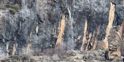 Şırnak’ta İlginç Görüntü: Kayanın İçinden Dökülen Sular Hayran Bırakıyor