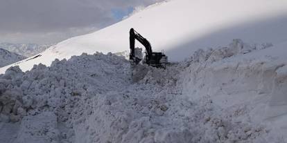 Şırnak’ta kar kalınlığının 5 metreyi bulduğu Faraşin Yaylası yolu ulaşıma açıldı