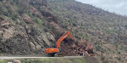 Batman’da Yola Düşen Kayaların Kapattığı Grup Köy Yolu Ulaşıma Açıldı