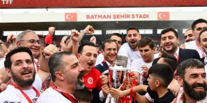TFF 1. Lig'e yükselen Batman Petrolspor, şampiyonluk kupasını aldı
