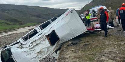 Yolcu minibüsü dere yatağına yuvarlanması sonucu 16 kişi yaralandı