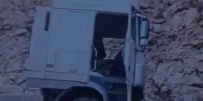 Siirt-Batman kara yolunda kaza yapan tırın sürücüsü yaralandı