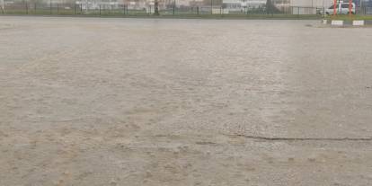 Silopi’de yollar göle döndü, araçlar mahsur kaldı