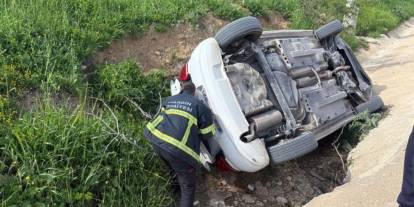 Otomobil yol kenarına devrilmesi sonucu 5 kişi yaralandı