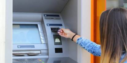 ATM’lerde Kart Dönemi Bitiyor! Telefona Yaklaştıran Anında Para Çekebilecek