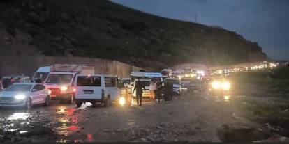 Cizre’de heyelan yolu kapattı, araçlar mahsur kaldı