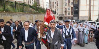 Şırnak’ta Dünyaevine Giren Gelin, Asırlık Gelenekle Baba Evinden Alındı