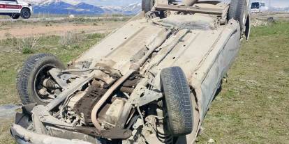 Takla atan otomobildeki 2 kişi yaralandı