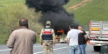 Tırlar kafa kafaya çarpışarak alev topuna döndü: 2 sürücü hayatını kaybetti