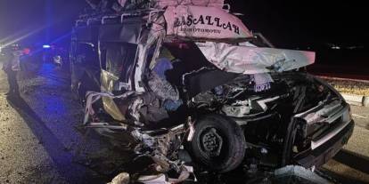 Tarım işçilerini taşıyan minibüs tıra çarptı: 12 yaralı