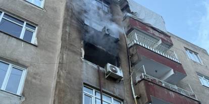 Ev yangınında itfaiye eri yaralandı, 2 kişi dumandan etkilendi