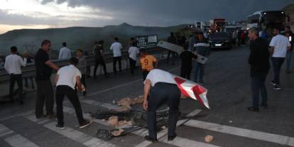 Cizre’de Sürekli Kazaların Meydana Geldiği Noktada Vatandaşlar Yolu Ulaşıma Kapattı