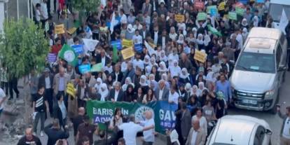 DEM Parti’nin Çağrısıyla Cizre’de ‘Barış İçin Adım At’ Yürüyüşü Düzenlendi
