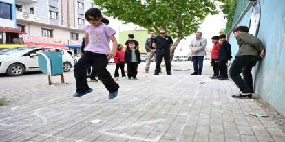 Emniyet Müdürü Sazak, Şırnak Sokaklarında Çocuklarla Sek Sek Oynadı
