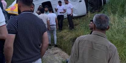Diyarbakır’da yolcu minibüsü takla attı: 15 kişi yaralandı