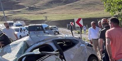 Tır ile otomobilin çarpıştığı kazada 4 kişi yaralandı